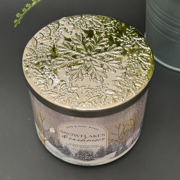 BBW Snowflakes & Cashmere Bath & Body Works 3 Wick Candle - Picture 4 of 10